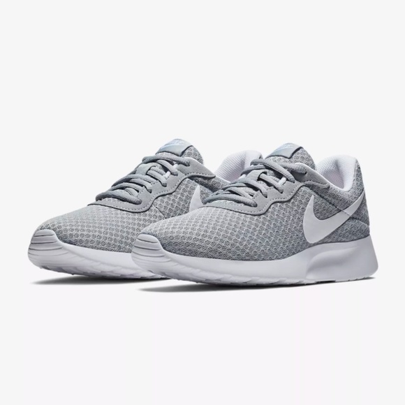 nike tanjun se sneakers